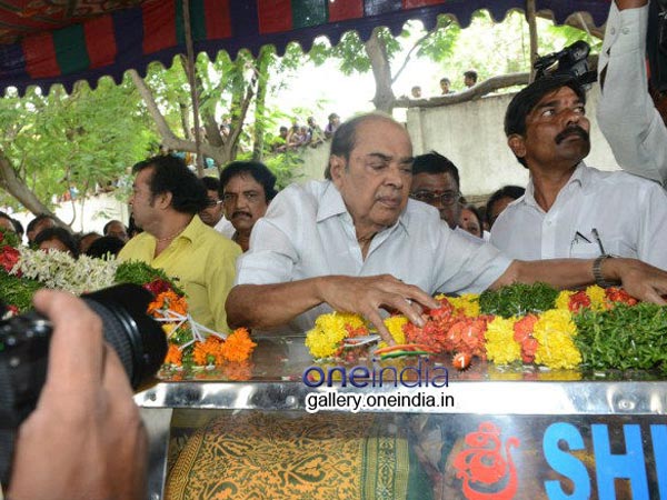 D Ramanaidu Pays Last Respect To Telangana Shakuntala