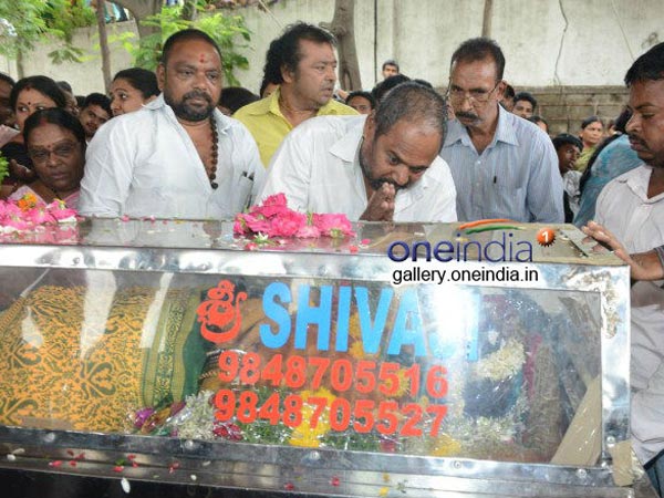 R Narayana Murthy Pays Last Respect To Telangana Shakuntala