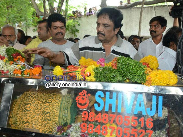 Sivaji Raja Pays Last Respect To Telangana Shakuntala