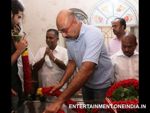 Sathyaraj Pays His Last Respects