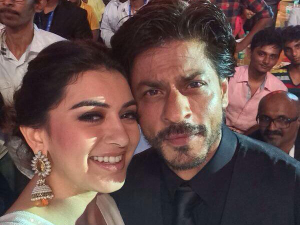 Hansika Motwani With Shahrukh Khan At Vijay Awards (2014)