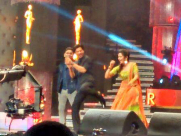 Shahrukh Dances At Vijay Awards