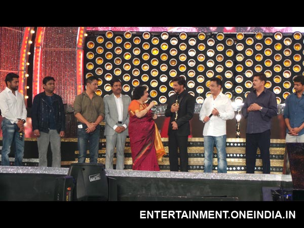 Shahrukh Receives Award From Rajinikanth's Wife