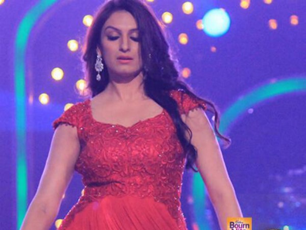 Singer Akriti Kakkar Injured