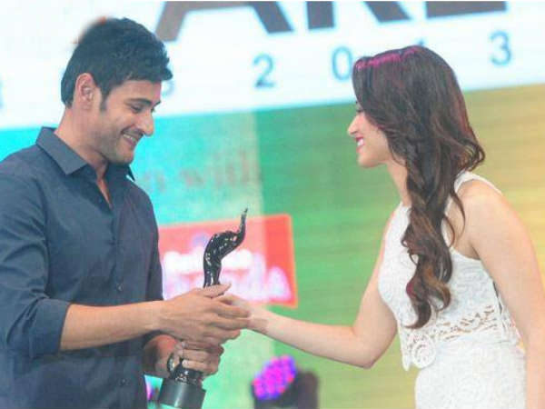 Mahesh Babu Receives Filmfare Award From Tamanna
