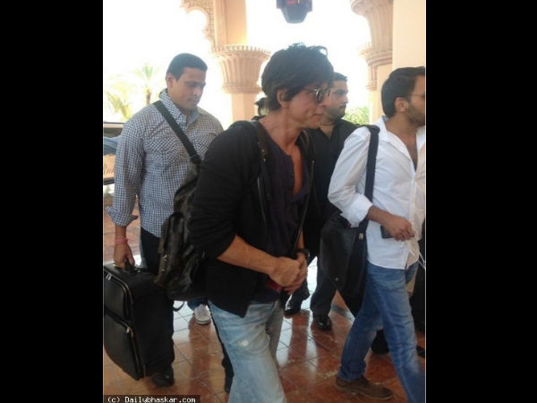 Shahrukh Khan Being Received At Dubai