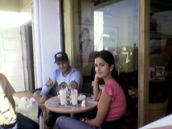 Salman-Katrina Having A Refreshment