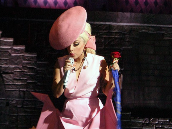 OMG! Lady Gaga Wants To Wed Taylor Kinney In Space OMG! Lady Gaga Wants To Wed Taylor Kinney In Space