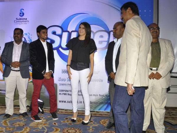 Hansika Motwani With Super Team