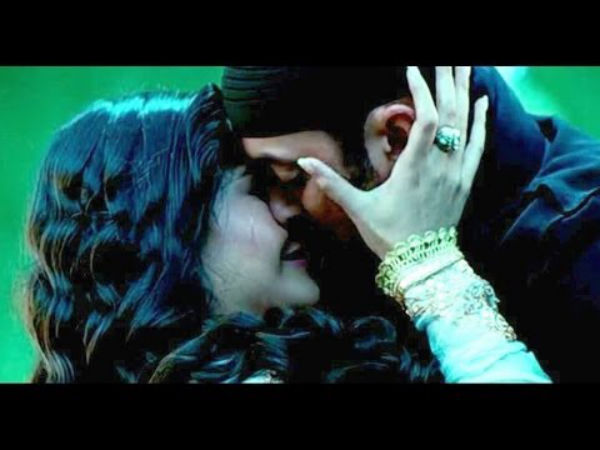 Salman-Sonam Getting Cozy