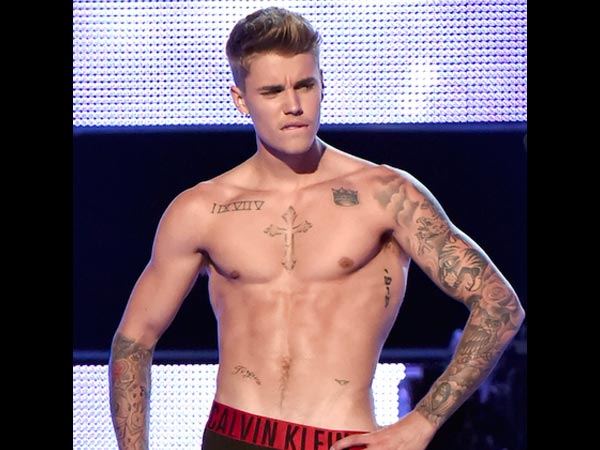Policemen Crash Justin Bieber's House Party Policemen Crash Justin Bieber's House Party