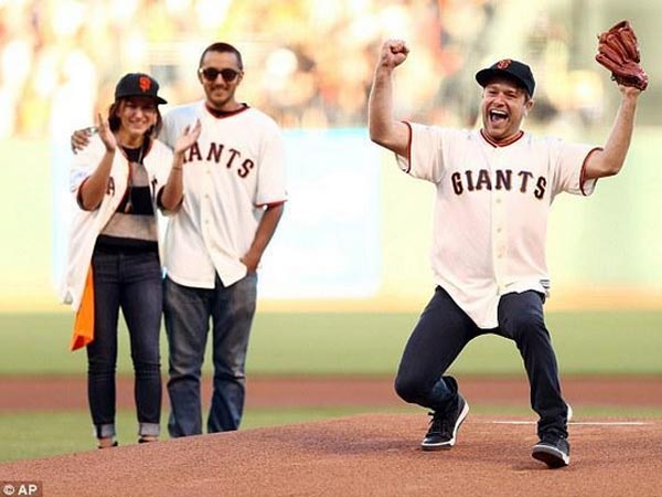 Robin Williams' Children Pay Tribute To Father At Giants Game Robin Williams' Children Pay Tribute To Father At Giants Game