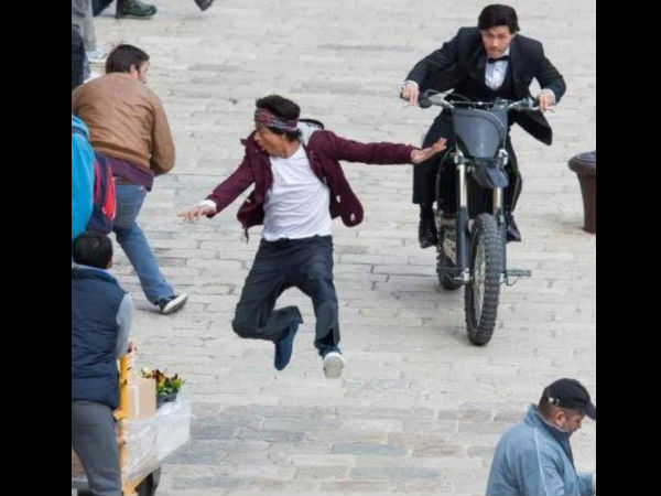SRK Being Chased By Bike