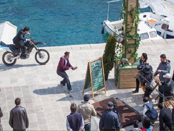 SRK Being Chased By Bike