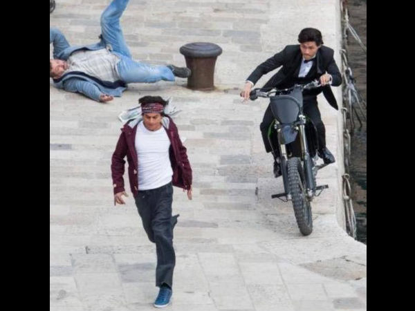 SRK Being Chased By Bike