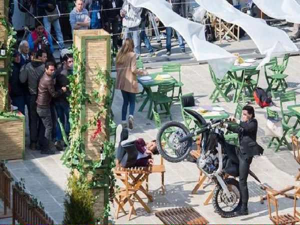 SRK Being Chased By Bike
