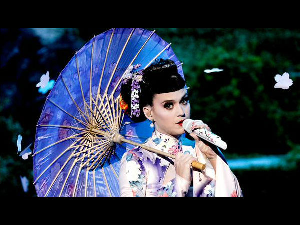 Katy Perry Takes Advantage, Disses Taylor Swift After Nicki Minaj's Twitter Feud Katy Perry Takes Advantage, Disses Taylor Swift After Nicki Minaj's Twitter Feud