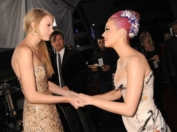 Katy Perry Takes Advantage, Disses Taylor Swift After Nicki Minaj's Twitter Feud Katy Perry Takes Advantage, Disses Taylor Swift After Nicki Minaj's Twitter Feud