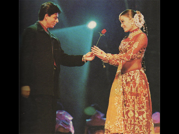 Flashback Picture | Shahrukh Khan | Proposed | Aishwarya Rai Bachchan | On Stage - Filmibeat