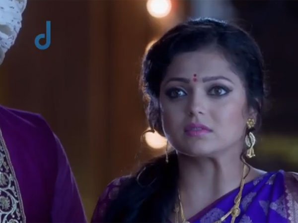 https://www.filmibeat.com/img/2015/09/02-1441191012-ek-tha-raja-ek-thi-rani-gayatri-saves-ranaji-he-rejects-her-efforts-6.jpg