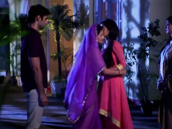 https://www.filmibeat.com/img/2015/09/23-1443009009-sumi-swara.jpg