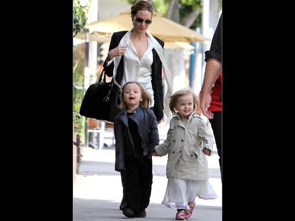 5 Hollywood Celebrity Mothers With Adorable Twin Children! - Filmibeat