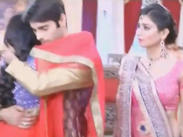 Swara Hugs Sanskar; Kavita Shocked