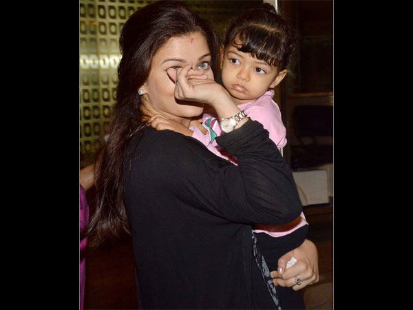 Aaradhya Knows How To Deal With The Paparazzi