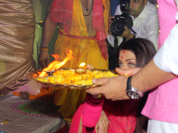 The Duo Performs Aarti