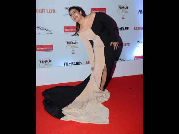 Kajol Oops Moment, Kajol Wardrobe Malfunction At Filmfare Awards, Kajol