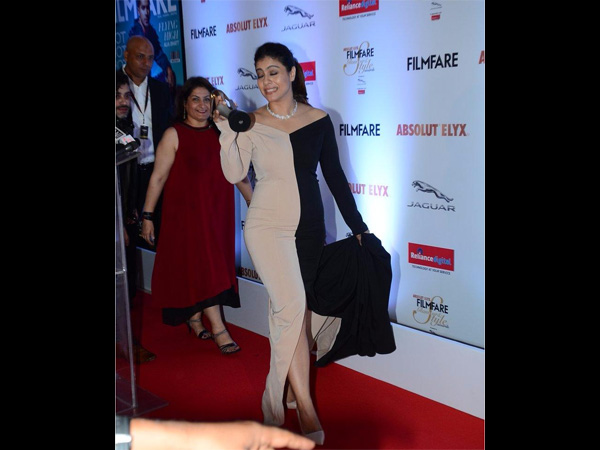 Kajol Oops Moment, Kajol Wardrobe Malfunction At Filmfare Awards, Kajol