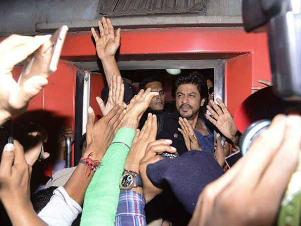 one-dies-in-stampede-to-see-shahrukh-khan-at-gujarat-railway-station one-dies-in-stampede-to-see-shahrukh-khan-at-gujarat-railway-station