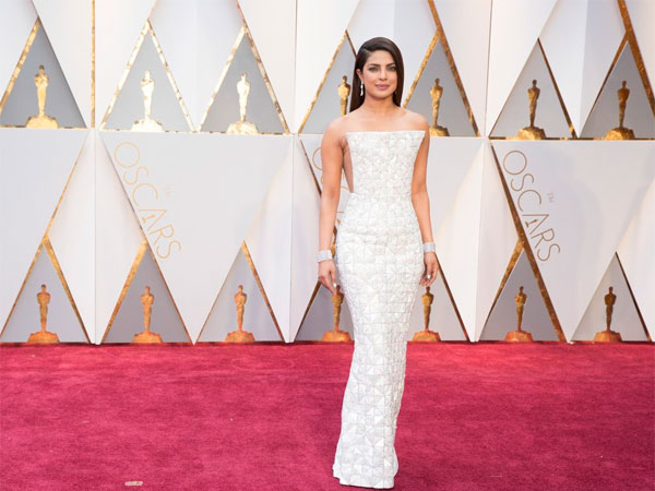 oscars-2017-priyanka-chopra-stuns-in-white-reminds-aib-of-kaju-katli oscars-2017-priyanka-chopra-stuns-in-white-reminds-aib-of-kaju-katli