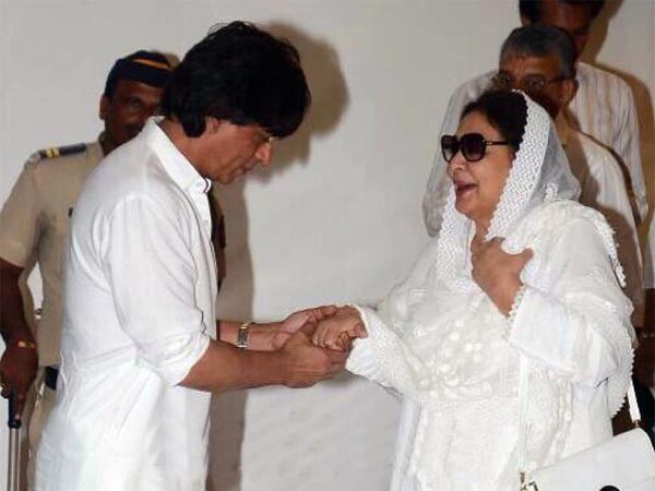 SRK’s Candid Moment With Farida Jalal