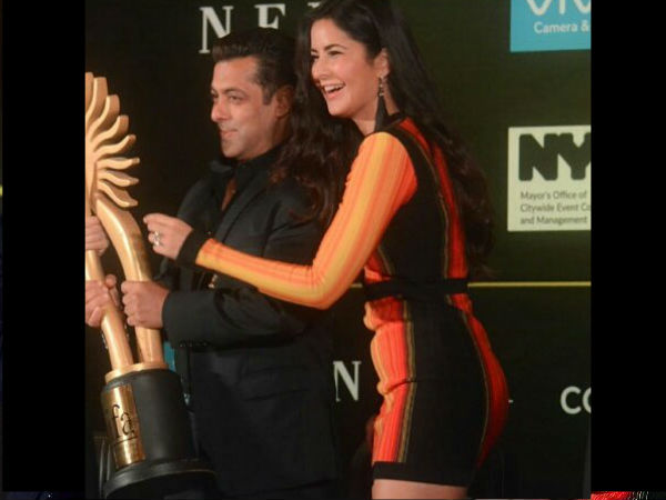 Katrina Kaif Oops Moment At Iifa, Katrina Wardrobe Malfunction, Katrina