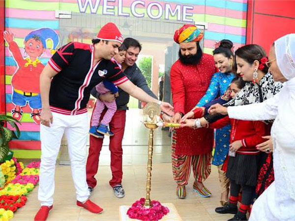 Ram Rahim Singh Caught Having Sex With Daughter Honeypreet 