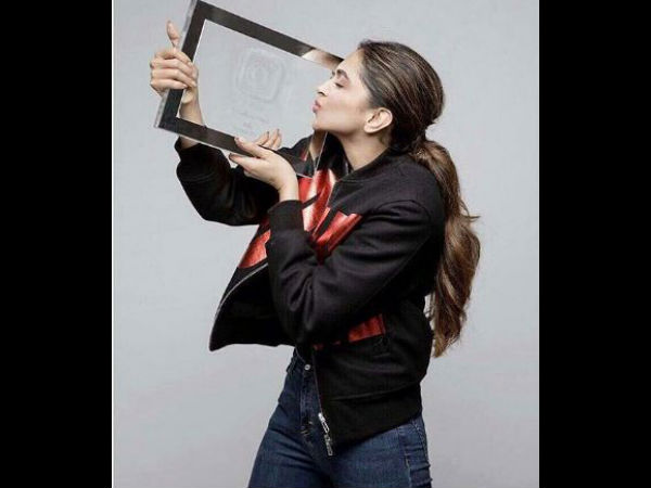 deepika-padukone-bags-an-award-for-making-20-million-followers-on-instagram deepika-padukone-bags-an-award-for-making-20-million-followers-on-instagram