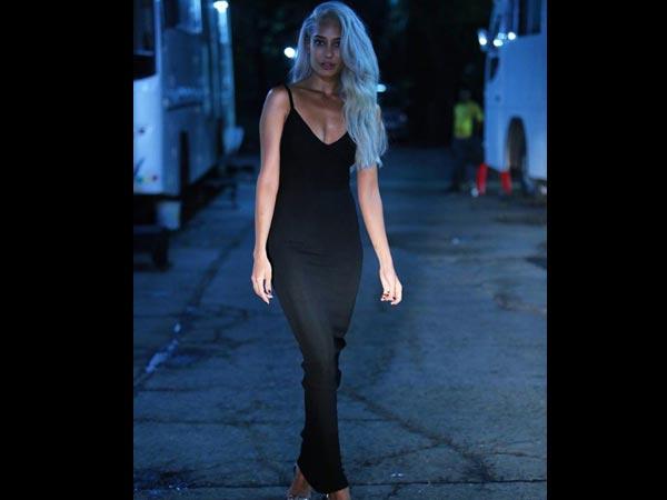 Lisa Haydon Gets A Platinum Blonde Hairstyle. - Filmibeat