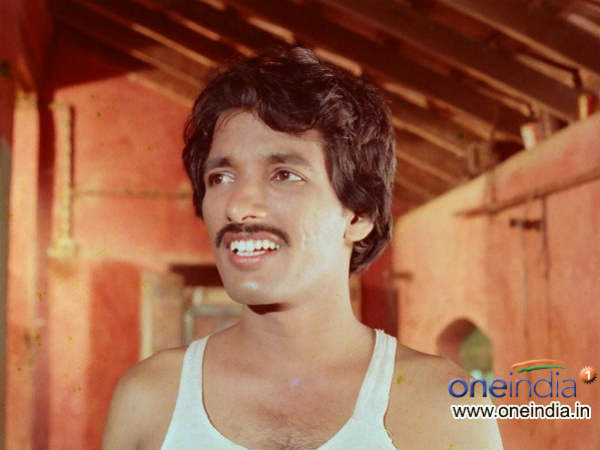Gopi, Idakke Tootu Untu Taala Illa, Nanna Maimele Batte Illa (The door has a latch without lock and I am undressed)