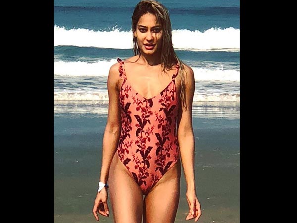 Smoking Hot Lisa Haydon