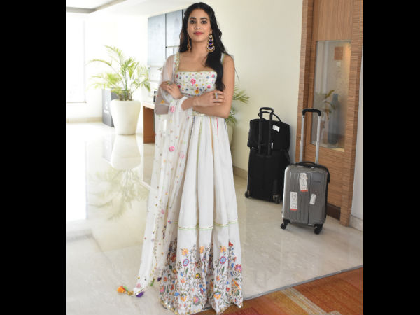 janhvi-kapoor-reveals-how-arjun-kapoor-cheers-her-up-when-she-gets-upset-reading-comments janhvi-kapoor-reveals-how-arjun-kapoor-cheers-her-up-when-she-gets-upset-reading-comments
