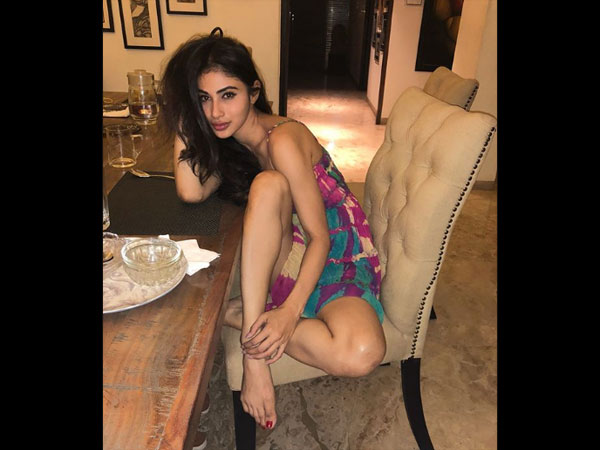 Mouni Roy friend Esha Gupta Defends Her, Proves She Is Not Starving -  Filmibeat