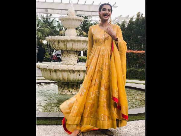 sonam-kapoor-asked-if-she-loves-muslims-pakistani-followers-she-replies-what-hinduism-preaches sonam-kapoor-asked-if-she-loves-muslims-pakistani-followers-she-replies-what-hinduism-preaches
