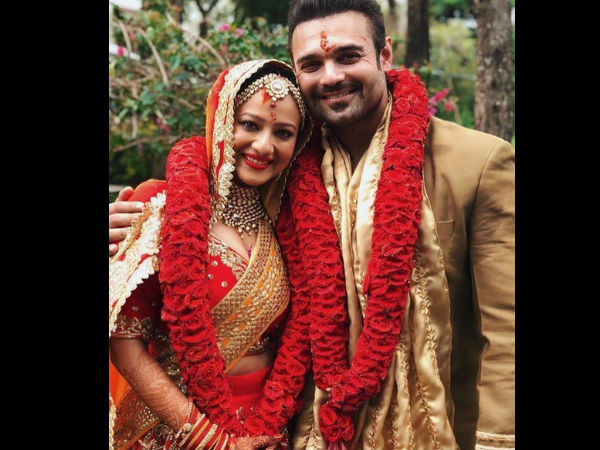 mithun-chakroborty-son-mahaakshay-chakroborty-marries-madalsa-sharma-first-wedding-picture-out mithun-chakroborty-son-mahaakshay-chakroborty-marries-madalsa-sharma-first-wedding-picture-out