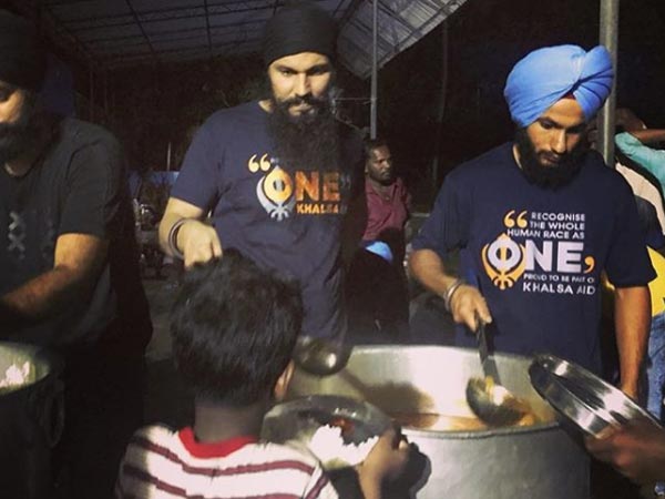 Randeep Hooda Kerala Flood Serving Food Relief Work Randeep Hooda Kerala Flood Serving Food Relief Work
