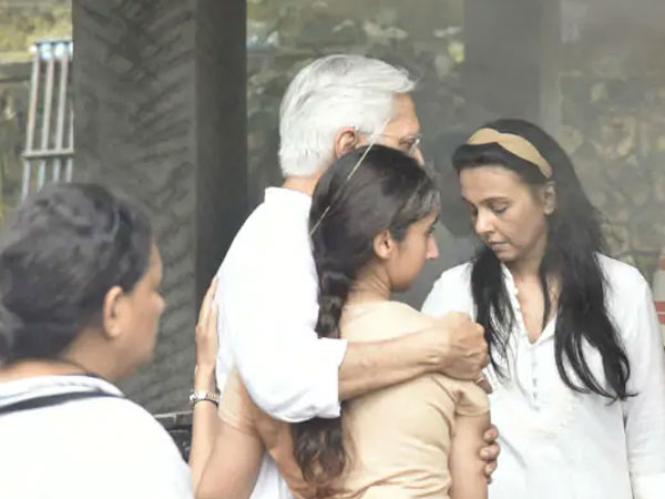 Sujata Kumar Funeral Daughter Kritika & Sister Suchitra Krishnamoorthi Sujata Kumar Funeral Daughter Kritika & Sister Suchitra Krishnamoorthi