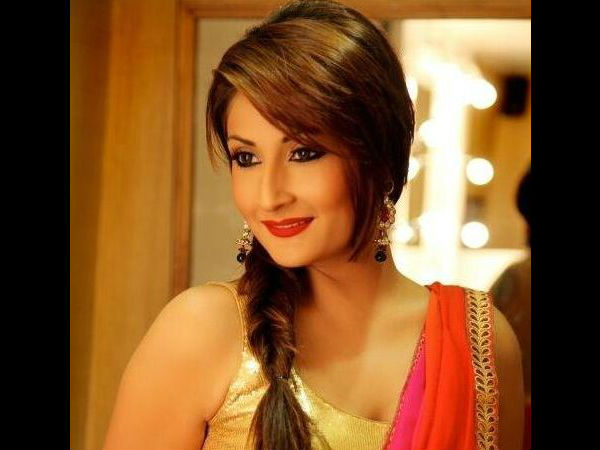 Urvashi Wishes Hina Luck