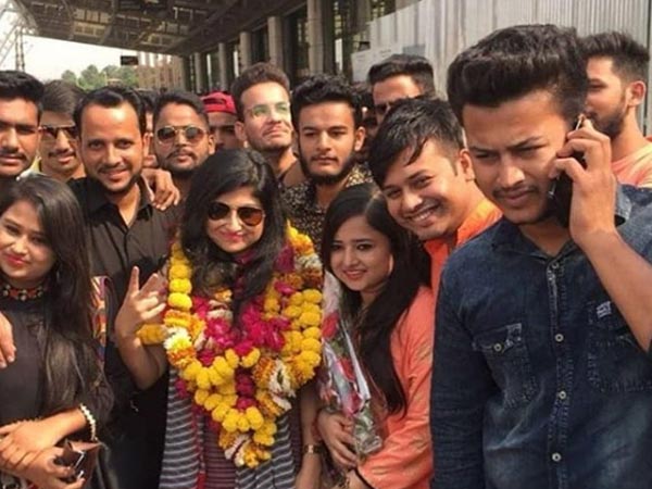Saba Khan Receives A Grand Welcome Saba Khan Receives A Grand Welcome
