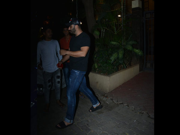 Fans Approach Arjun For Selfie