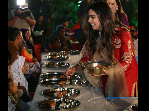 hillary-clinton-poses-with-nita-mukesh-ambani-ahead-isha-ambani-wedding-celebration-in-udaipur hillary-clinton-poses-with-nita-mukesh-ambani-ahead-isha-ambani-wedding-celebration-in-udaipur